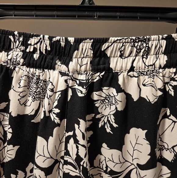 Old Navy Black and White Floral High Waist Shorts - Picture 3 of 6
